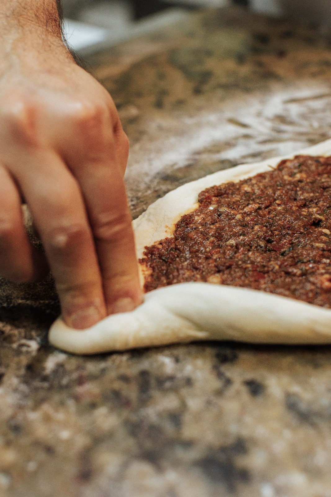 Pide com recheio generoso saindo do forno